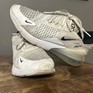 • WOMENS NIKE AIR 270 •
